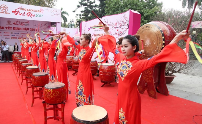 Màn trống hội trong lễ khai mạc “Phố sách Xuân Đinh Dậu - 2017”